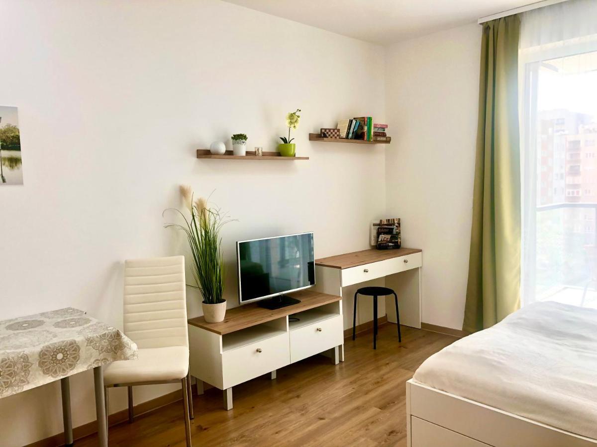 Sweet Home Apartman , 30Sqm Studio, Free Private Parking, Mountain View, Balcony, 20 Min From Downtown Budapest Esterno foto