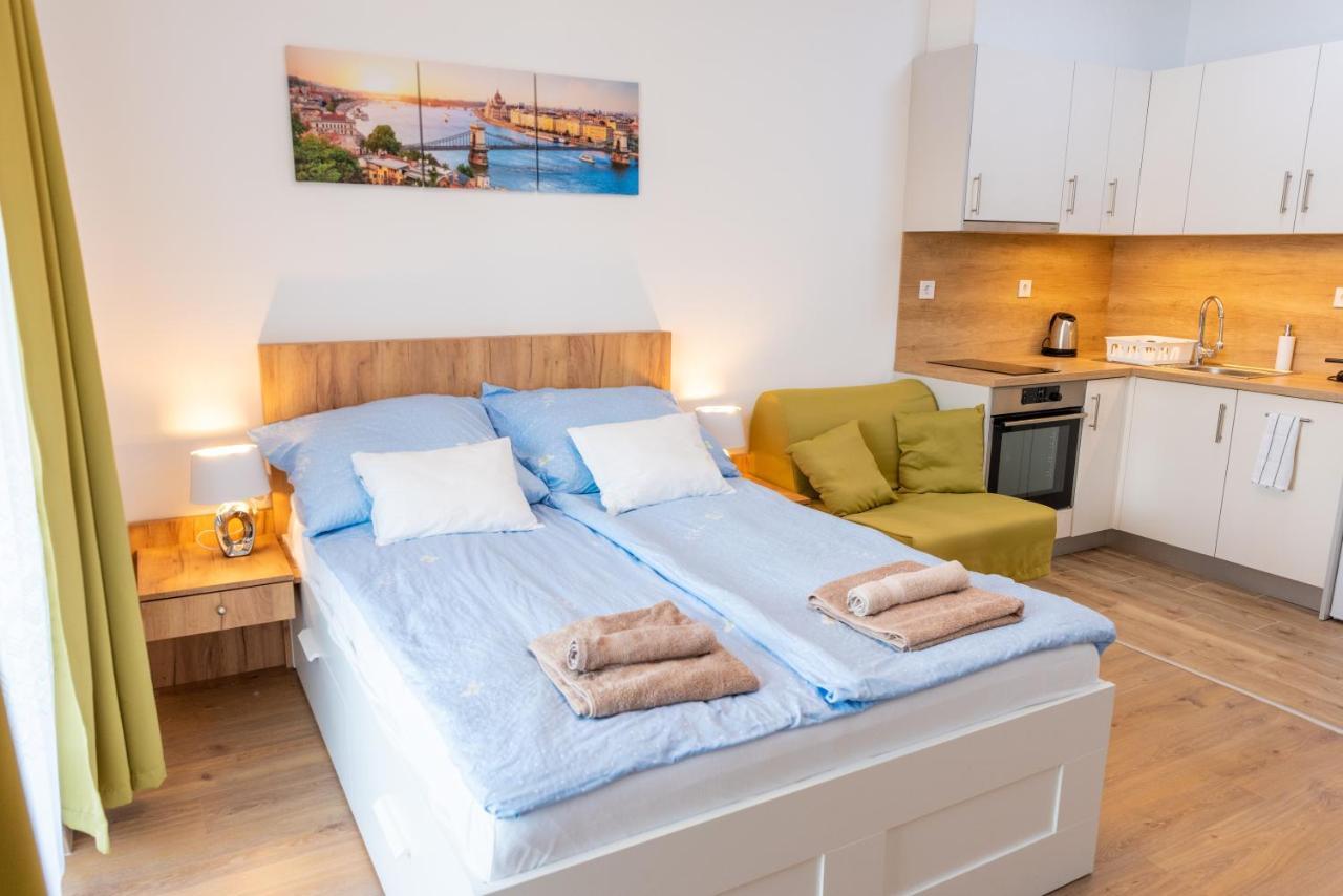 Sweet Home Apartman , 30Sqm Studio, Free Private Parking, Mountain View, Balcony, 20 Min From Downtown Budapest Esterno foto