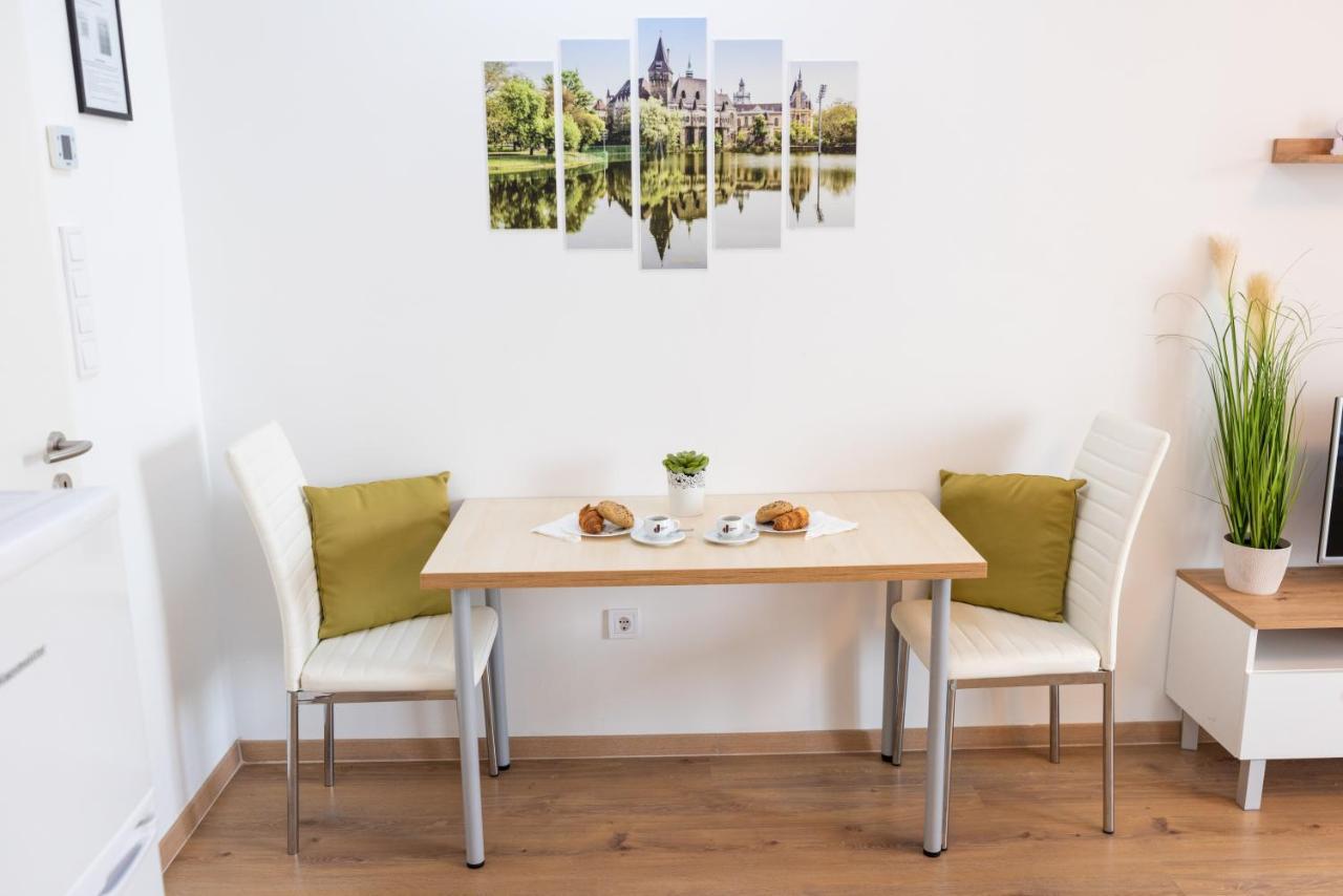 Sweet Home Apartman , 30Sqm Studio, Free Private Parking, Mountain View, Balcony, 20 Min From Downtown Budapest Esterno foto