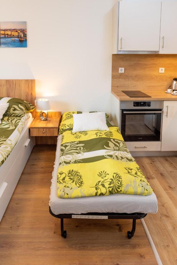 Sweet Home Apartman , 30Sqm Studio, Free Private Parking, Mountain View, Balcony, 20 Min From Downtown Budapest Esterno foto