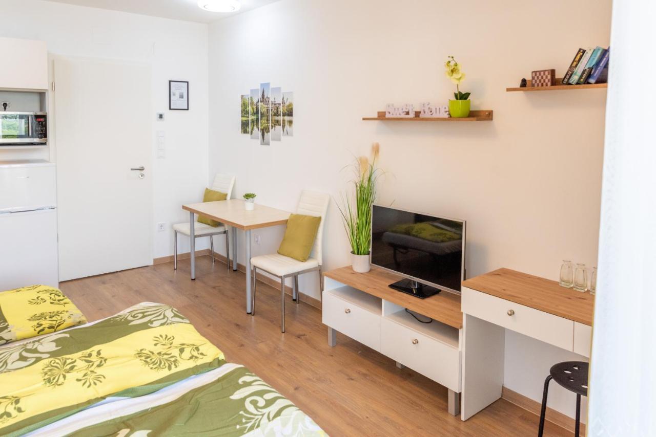 Sweet Home Apartman , 30Sqm Studio, Free Private Parking, Mountain View, Balcony, 20 Min From Downtown Budapest Esterno foto